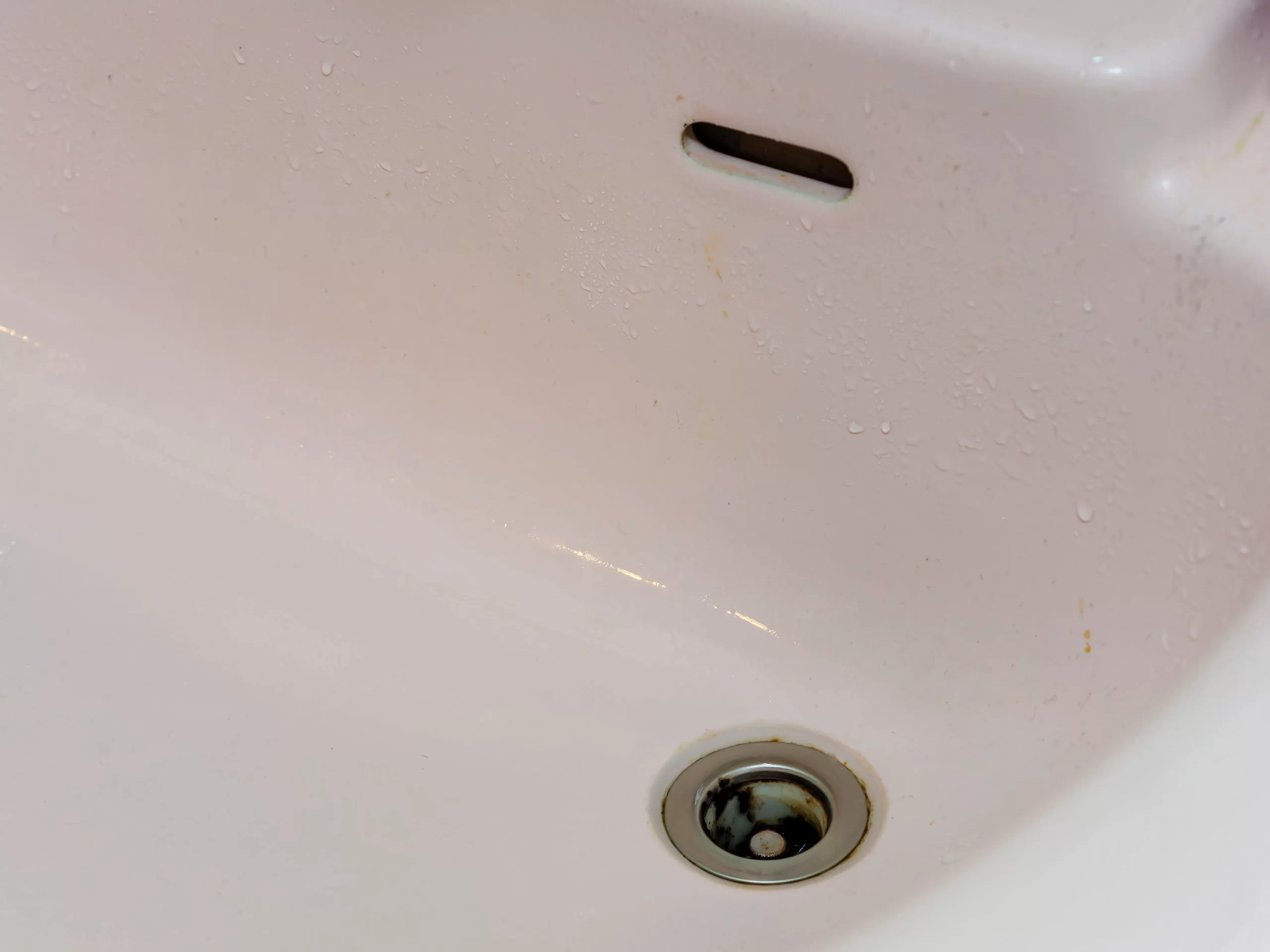 洗面台の排水口が臭いのはなぜ？原因と掃除方法、臭いが続く時の対策